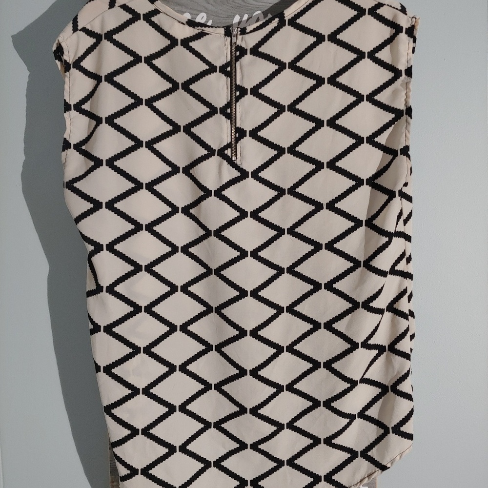 🩵5/$25Geometric top - Picture 2 of 3